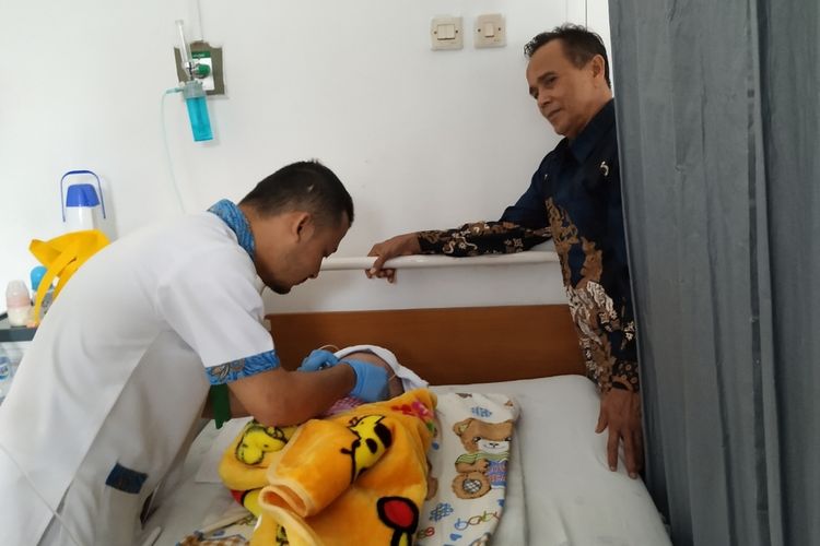 Perawat memeriksa pasien bayi penyintas hidrosefalus di RSUD R Syamsudin, Sukabumi, Jawa Barat, Senin (13/01/2020).