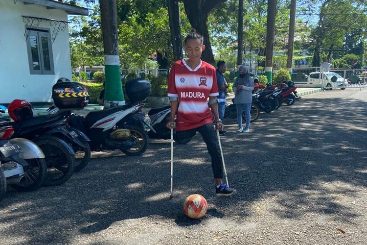 Robby Ansalni saat latihan kontrol bola. Robby menjadi salah satu pemain tim nasional sepak bola amputasi Indonesia yang akan berlaga pada piala dunia di Turki Oktober 2022 mendatang.