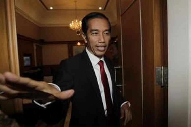 Gubernur DKI Jakarta, Joko Widodo usai menjawab pertanyaan wartawan di Balaikota Jakarta, Rabu (23/7/2014). Joko Widodo kembali bertugas sebagai Gubernur DKI Jakarta menyusul berakhirnya masa cuti Gubernur DKI Jakarta non aktif setelah dirinya ditetapkan oleh KPU sebagai Presiden terpilih Republik Indonesia periode 2014-2019 pada 22 Juli 2014.