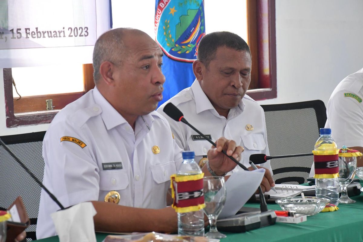 Bupati Maluku Barat Daya (MBD) Benyamin Thomas Noach saat menghadiri Rapat Penyerahan Lokasi Kerja Pembangunan Prasarana dan Sarana Pelabuhan Perikanan Tiakur SKPT di Ruang Rapat Kantor Bupati MBD, Rabu (15/2/2023).
