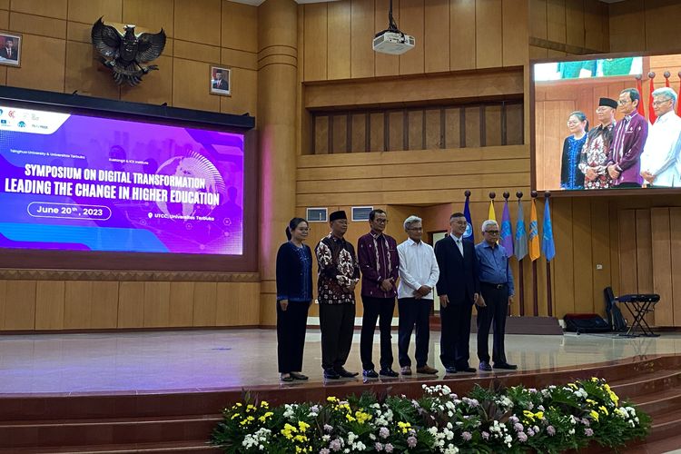 UT bersama ICE Institute menggandeng Tsinghua University dan XuetangX dari China menggelar simposium internasional bertajuk Digital Transformation Leading the Change in Higher Education pada Selasa 20 Juni 2023 di UT Convention Center (UTCC), Tangerang Selatan.
