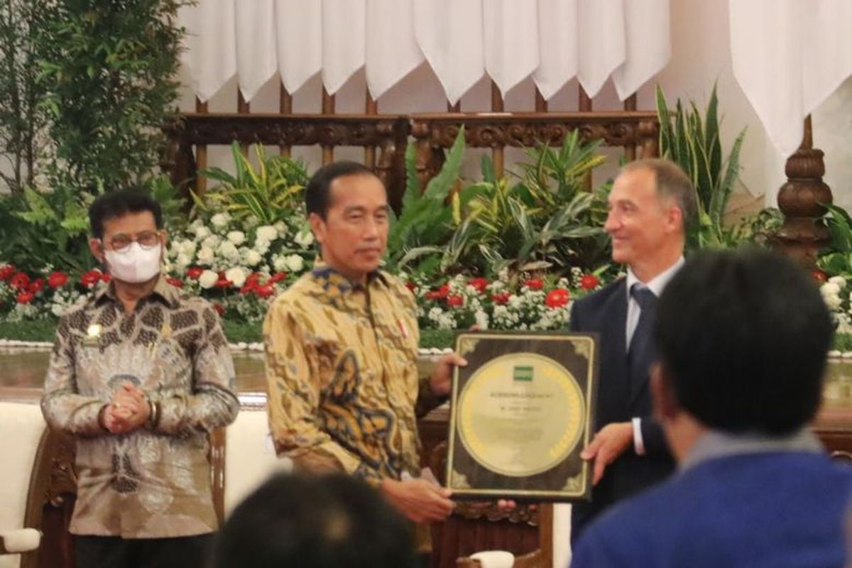 Presiden Joko Widodo menerima penghargaan berkat swasembada beras dari pusat penelitian beras dunia, International Rice Research Institute (IRRI) di Istana Kepresidenan, Jakarta, Minggu (14/8/2022) (Dok. Kementerian Pertanian) 