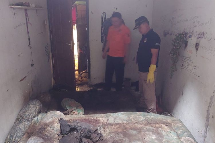 Polisi mengevakuasi dua kerangka tengkorak yang ditemukan di dalam sebuh rumah di Perumahan Tani Mulya, RT 11 RW 15, Desa Tani Mulya, Kecamatan Ngamprah, Kabupaten Bandung Barat (KBB), Jawa Barat, Senin (29/7/2024).