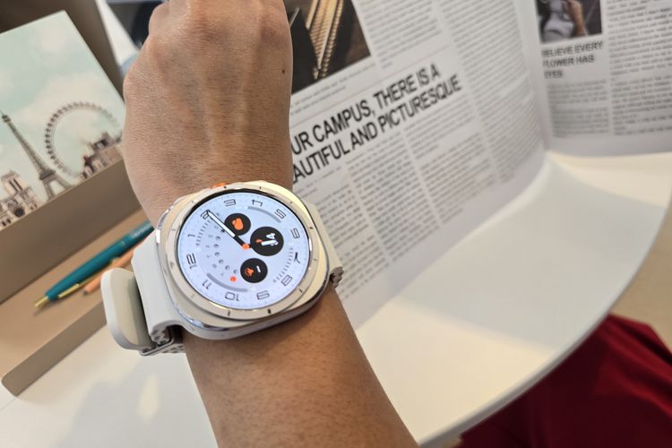 Samsung Galaxy Watch Ultra menjadi lini arloji pintar premium pertama Samsung, meluncur bersamaan dengan ponsel lipat Galaxy Z Fold/Flip 6 di Paris, Rabu (10/7/2024).