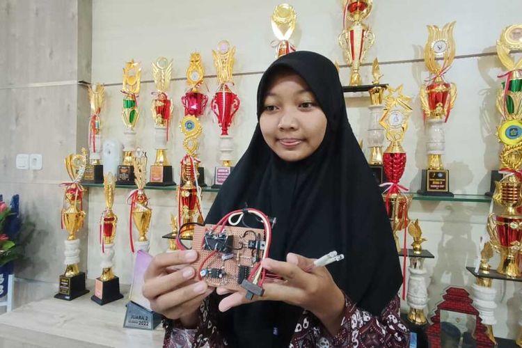 Pelajar kelas XI, SMA Negeri 2 Wates di Kulon Progo, Juli Arna Tri Sundari dan alat bikinannya yang bisa mematikan lampu sein secara otomatis.