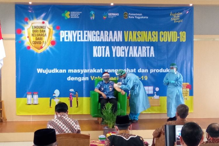 Heroe Poerwadi saat disuntik vaksin Covid-19 di RS Pratama Kota Yogyakarta