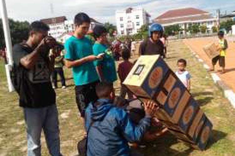 Warga di Kota Ambon menyaksikan gerhana matahari melalui kertas bekas hasil rontgen, kacamata las hingga kardus bekas, Rabu (9/3/2016)