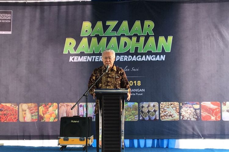 Menteri Perdagangan Enggartiasto Lukita saat membuka bazar di halaman parkir Kementerian Perdagangan, Jakarta Pusat, Senin (4/6/2018). Kemendag menggelar bazar yang menjual berbagai paket sembako murah mulai dari Rp 20.000.