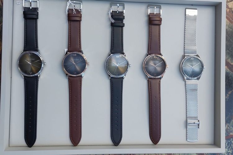 Jam tangan kulit Calvin Klein yang dipamerkan di acara peluncuran koleksi terbaru Calvin Klein, Selasa (19/3/2024).