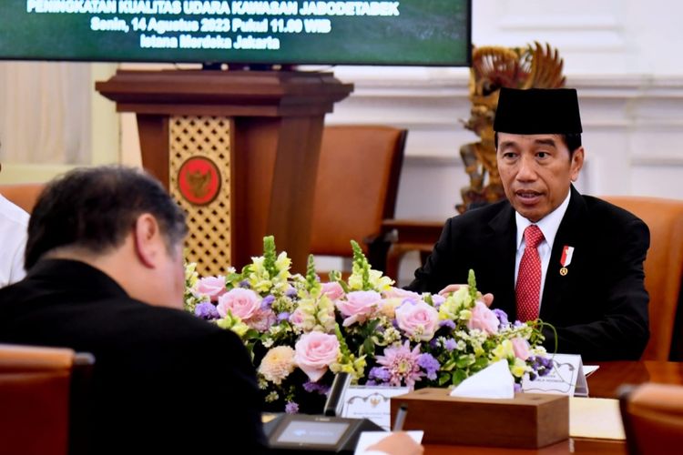Presiden Joko Widodo saat memimpin  rapat terbatas (ratas) yang membahas polusi udara Jabodetabek di Istana Merdeka, Jakarta, Senin (14/8/2023).