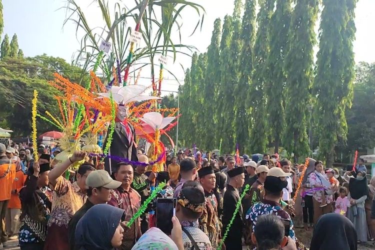 Para petani tebu menggelar tradisi kawin tebu di wilayah Pabrik Gula Tersana Baru Desa Babakan Kecamatan Babakan Kabupaten Cirebon Jawa Barat, Rabu (10/5/2023).