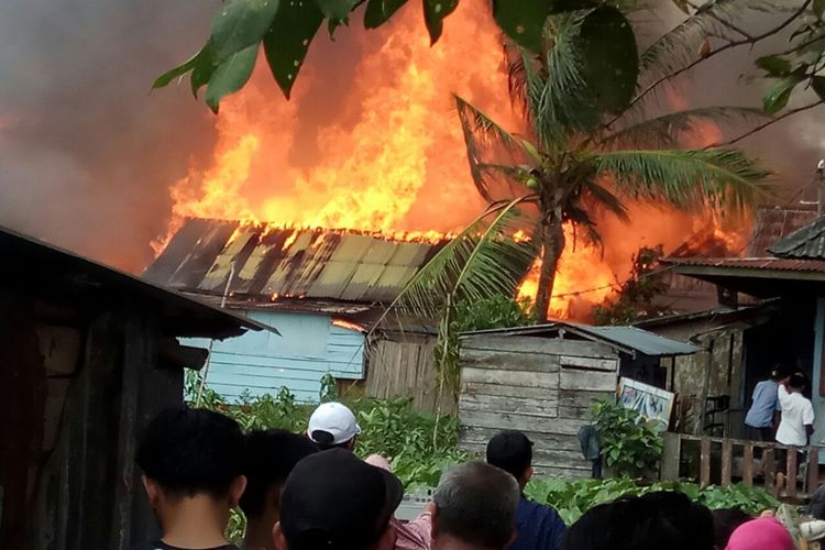kebakaran kawasanan penduduk di Jalan Panca Usaha RT 15 Kecamatan Seberang Ulu 1 Palembang, Sumatera Selatan, mengakibatkan 19 rumah warga  hangus  terbakar, Minggu (26/8/2018).
