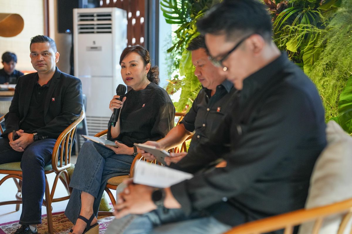 Presiden Direktur CIMB Niaga Lani Darmawan saat memaparkan kinerja di Bandung, Jumat (3/5/2024).