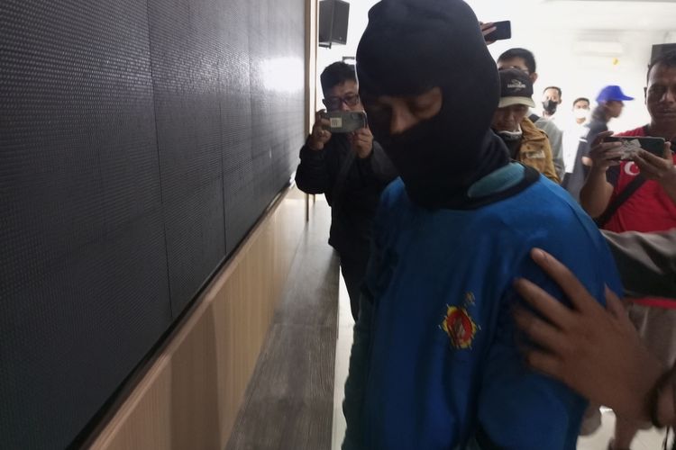 AS alias IR (49), pelaku pembunuhan pegawai toko keramik langsung digelandang ke Mapolres Bogor, Cibinong, Kabupaten Bogor, Jawa Barat, Senin (26/12/2022).