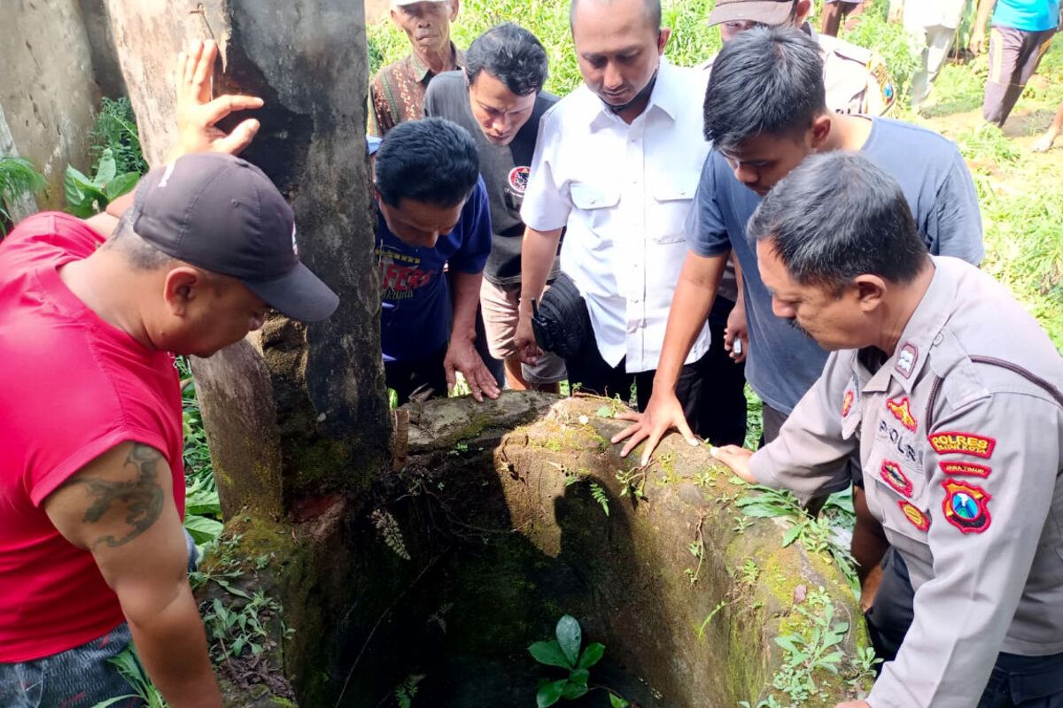 Polisi dan warga bersiap menyelamatkan Sunarti (60) dari sumur tua di Desa Jiwut, Kecamatan Nglegok, Kabupaten Blitar, Rabu (12/10/2022)