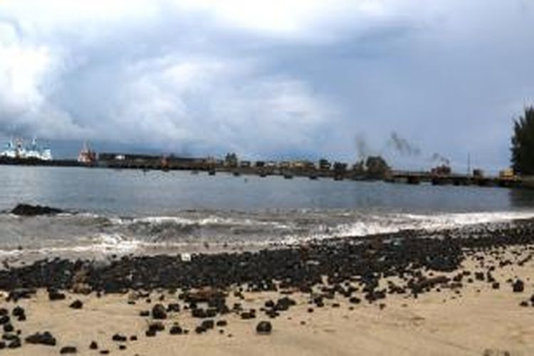 Pantai Lhok Geudong, Kabupaten Aceh Barat, tercemar akibat tumpahan batubara hasil aktivitas bongkar muat di pelabuhan Meulaboh.