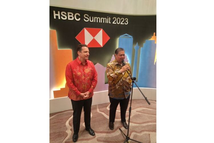 Presiden Direktur HSBC Indonesia Francois de Maricourt (kiri) bersama Menteri Koordinator Bidang Perekonomian Airlangga Hartarto. 