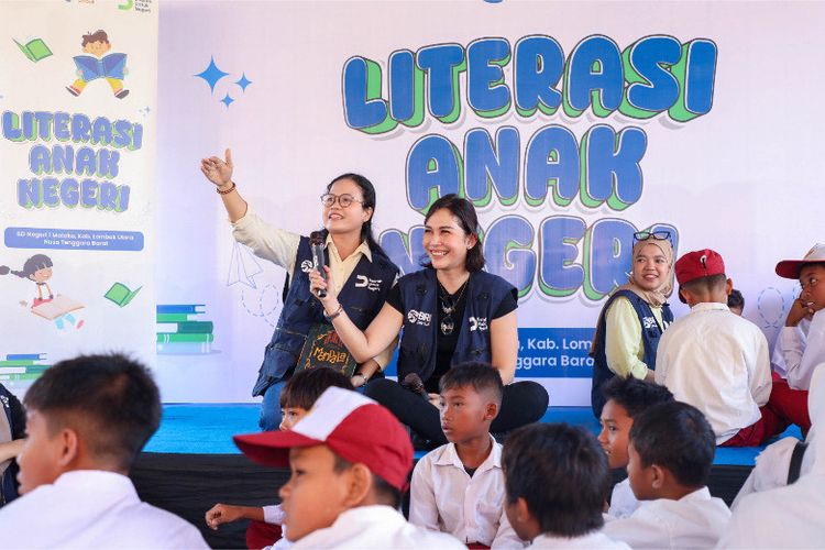 Relawan BRI Peduli berinteraksi dengan siswa SDN 1 Malaka, Lombok Utara, dalam kegiatan Program Literasi Anak Negeri, Kamis (14/8/2025) 