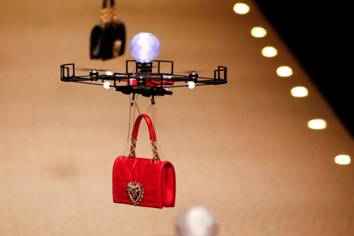 Koleksi tas terbaru dari rumah mode Italia Dolce & Gabanna dibawakan oleh drone.