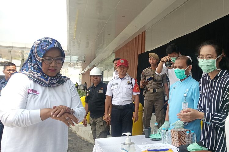 Bupati Bogor Ade Yasin saat menghadiri acara penanaman pohon jenis Tabebuya di halaman AEON Mall Sentul City, Kecamatan Babakan Madang, Kabupaten Bogor, Jawa Barat, Selasa (17/3/2020).