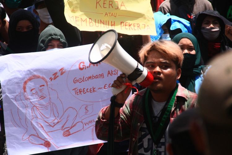Demonstrasi penolakan undang undang omnibus law oleh sejumlah mahasiswa dan buruh di gedung DPRD Nunukan 