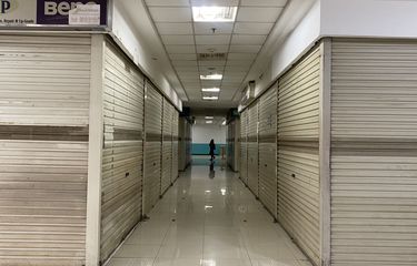 Suasana Sepi dan Pilu, Mal di Tangsel Ini Kini Hanya Dihiasi Iklan "Disewa" di Kios-Kios yang Tutup