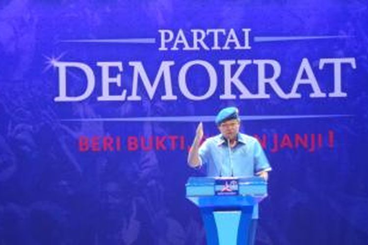 Ketua Umum Partai Demokrat Susilo Bambang Yudhoyono berorasi dalam kampanye rapat umum di JIEXPo Kemayoran, Jakarta, Kamis (3/4/2014).