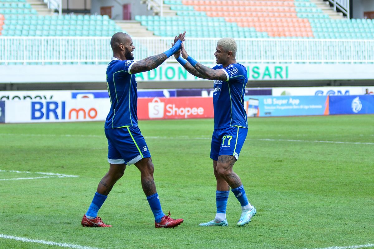 Koneksi David da Silva dan Ciro Alves membawa Persib Bandung membuka keunggulan dari Borneo FC Samarinda dalam pertandingan pekan ke-20 Liga 1 2022-2023, Kamis (26/1/2023) di Stadion Pakansari, Kabupaten Bandung.