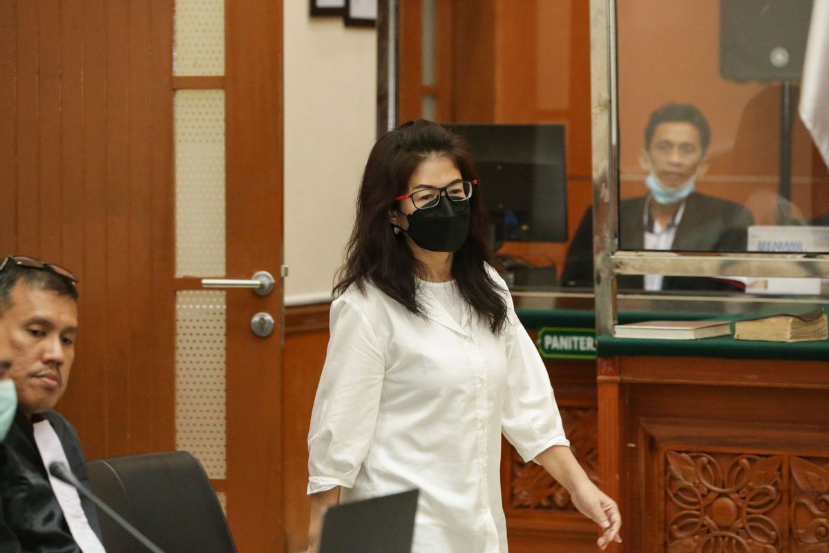 Terdakwa Linda Pujiastuti alias Anita Cepu menjalani sidang tuntutan kasus peredaran narkoba jenis sabu di Pengadilan Negeri Jakarta Barat, Senin (27/3/2023). Jaksa penuntut umum (JPU) menuntut hukuman 18 tahun penjara dan denda sebesar Rp 2 miliar terkait kasus sabu Teddy Minahasa.