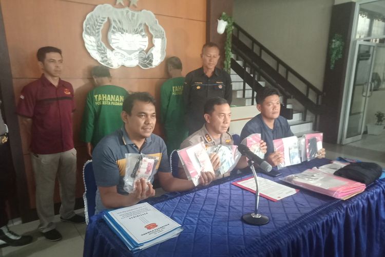Kapolresta Padang Kombes Pol Yulmar Try Himawan (tengah) memberikan keterangan pers terkait OTT tim Saber Pungli terhadap ASN Pemkot Padang, Sabtu (19/10/2019)