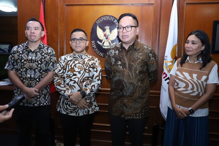 Menteri Pendayagunaan Aparatur Sipil Negara dan Reformasi Birokrasi (Menpan-RB) Abdullah Azwar Anas membahas kemajuan pembangunan Portal Nasional bersama Wakil Menteri (Wamen) Badan Usaha Milik Negara (Wamen BUMN) Kartika Wirjoatmodjo di Jakarta, Jumat (22/3/2024).