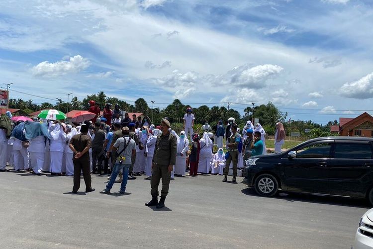 Puluhan tenaga sukarela dari Rumah Sakit Umum Cut Meutia (RSUCM) Aceh Utara, berdemonstrasi di depan gedung Kantor Bupati Aceh Utara, Provinsi Aceh, Selasa (23/8/2022).