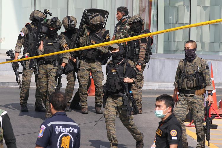 epa08204387 Thai Commando police officers leave after completing their duties at the scene of a mass shooting at the Terminal 21 shopping mall in Nakhon Ratchasima, Thailand, 09 February 2020. According to media reports, at least 21 people were killed, and as many as 40 wounded after a Thai soldier, identified as 32-year-old Jakraphanth Thomma, went on a shooting rampage with a M60 machine gun in the city of Nakhon Ratchasima, also known as Korat. Thomma held an unknown number of people hostage within the Terminal 21 shopping mall for around 15 hours before being shot and killed in a police operation.  EPA-EFE/NARONG SANGNAK