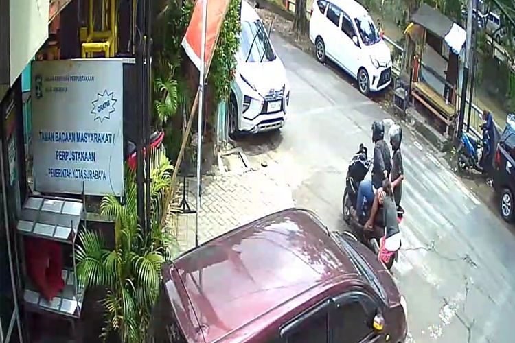 Tangkapan layar video CCTV yang merekam dua orang penjambret menarik kalung dari leher seorang 'emak-emak' di Jalan Ahmad Jais, Kecamatan Genteng, Surabaya, Selasa (14/2/2023). Dalam video itu, tubuh korban terseret hingga sejauh tiga meter dan mengalami syok.