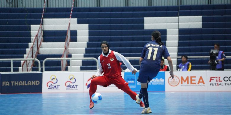 Insyafadya Salsabillah (3) mencoba memblok tendangan Nattamon Artkla dalam laga ASEAN Women's Futsal Championship 2026 timnas futsal Indonesia vs Thailand di Terminal 21 Korat, Nakhon Ratchasima, Thailand, 24 Februari 2026.