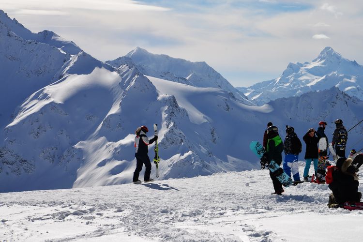 Para pendaki di Gunung Elbrus, Rusia.