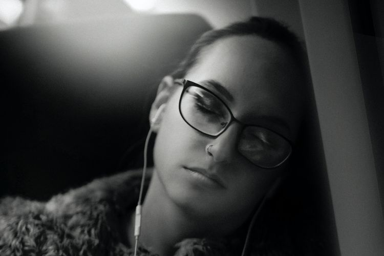 Ilustrasi mendengarkan musik saat tidur