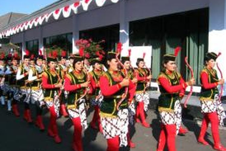 Empat puluh prajurit perempuan mengawal Bupati Kendal memasuki lapangan upacara pada peringatan Hari Jadi ke-408 Kabupaten Kendal, Jawa Tengah, Minggu (28/7/2013).