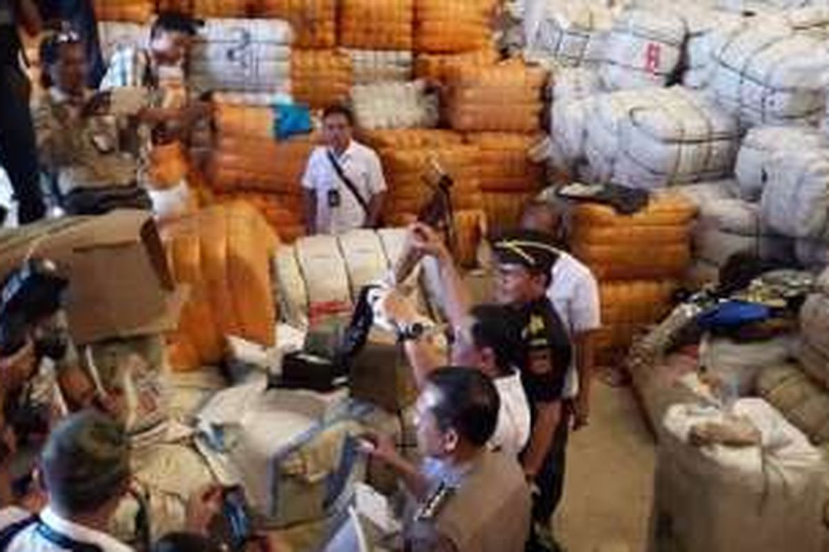 
Dirkrimsus Polda Metro Jaya, Kombes Fadhil Imran, Direktur Penindakan dan Pengawasan Bea Cukai, menunjukkan berkoli-koli pakaian bekas di gudang yang baru saja terbongkar oleh polisi, Senin (1/8/2016).