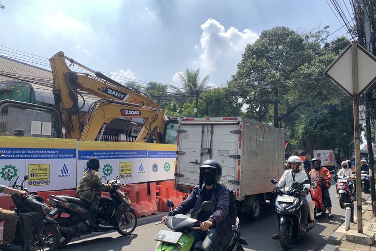 Proyek Galian PAM Jaya di Ciracas Jaktim Bikin Macet, Warga Diminta Lapor jika Tak Ada Flagman