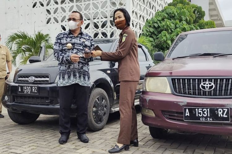 Kepala Kejari Cilegon Ely Kusumastuti menyerahkan dua unit mobil dinas hasil sitaan kepada Wali Kota Cilegon Helldy Agustian