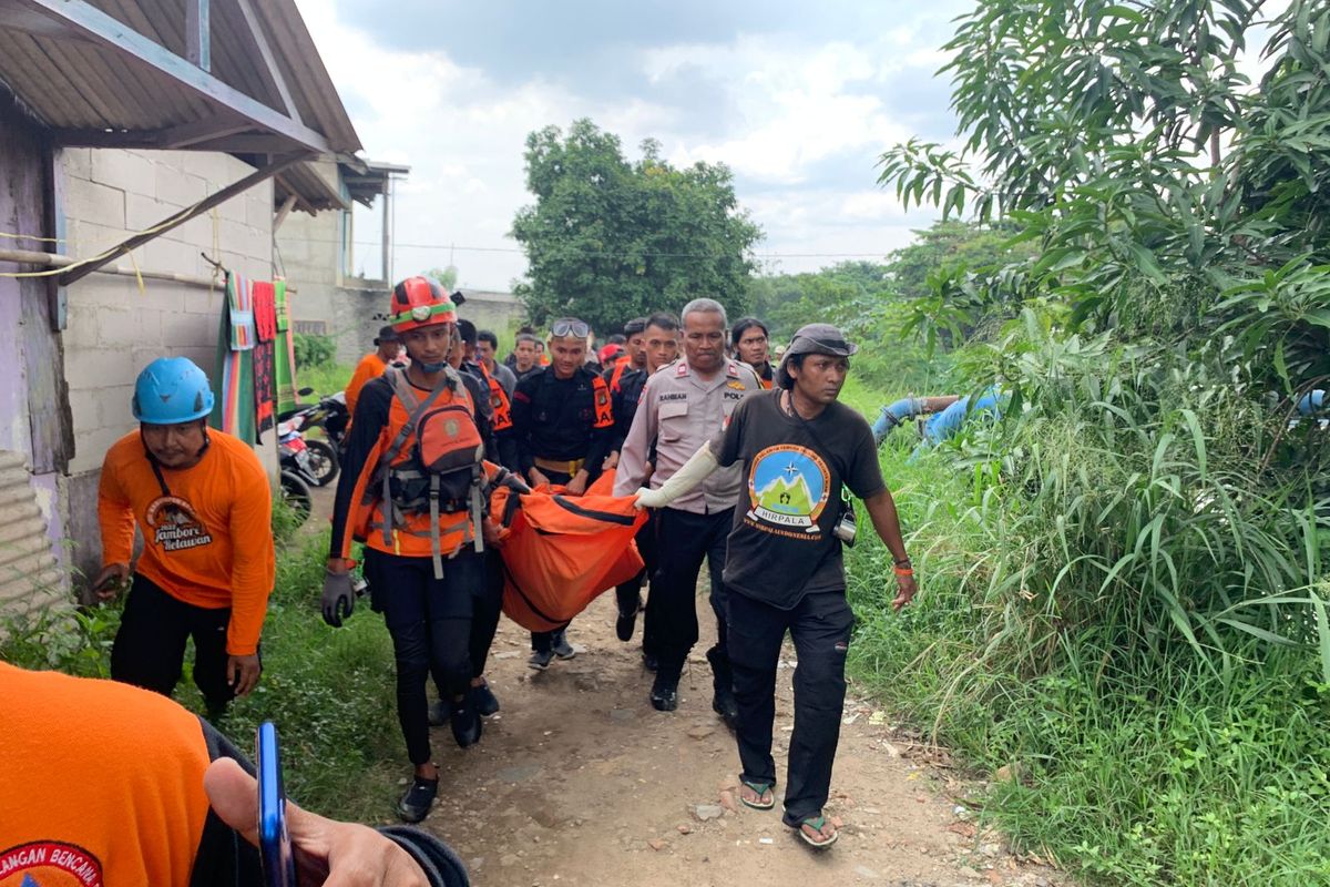 Tim SAR gabungan saat mengevakuasi jasad JYD (14), Rabu (14/12/2022). JYD merupakan seorang remaja laki-laki yang tewas ditabrak oleh kereta api KA 12/17 Limas Priok Cargo jurusan Kalimas-Tanjung Priok, Selasa (13/12/2022) kemarin.