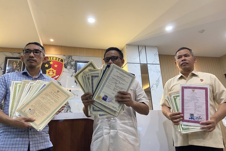Ijazah eks karyawan Sentoso Seal yang ditemukan, Junat (23/5/2025).