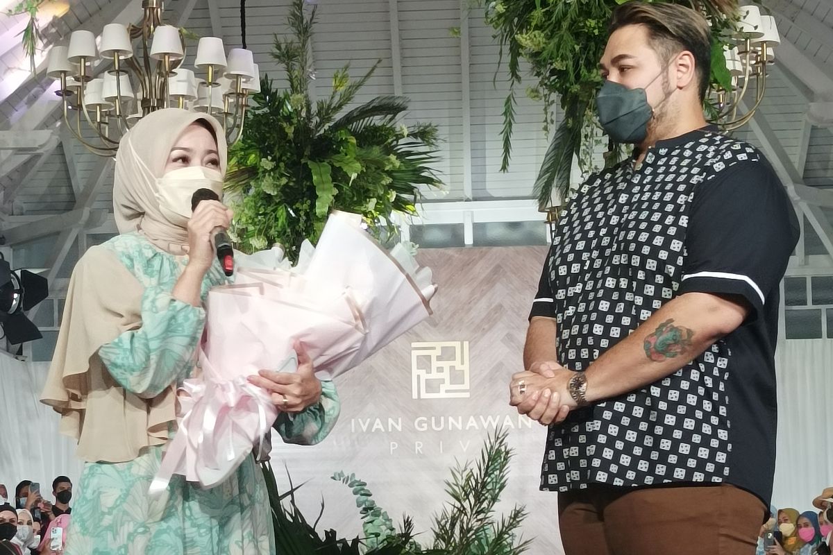 Atalia Praratya dan Ivan Gunawan dalam acara Fashion Show Raya Collection 2022 pada Rabu (23/2/2022)