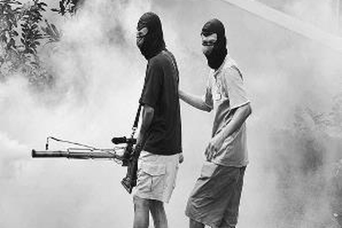 Warga lingkungan RT 05/09, Permata Pamulang, Tangerang, melakukan penyemprotan sendiri di kawasan perumahannya, Minggu (8/2). Penyemprotan dilakukan untuk mencegah demam berdarah meluas setelah sejumlah warga terserang demam berdarah.