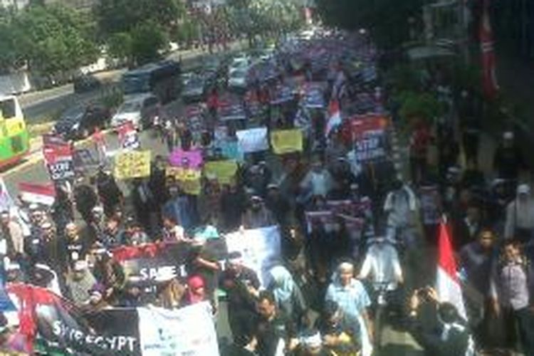 Ribuan orang dari sejumlah ormas Islam yang tergabung dalam Aksi Solidaritas Peduli Mesir memadati Bundaran Hotel Indonesia, Jakarta, Jumat (16/8/2013), menuju Markas Perwakilan PBB di Jakarta. 