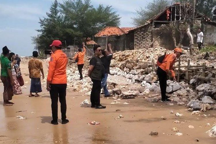 Anggota BPBD Sampang saat meninjau ke lokasi tanggul jebol akibat banjir rob, Senin (06/01/2025). ()