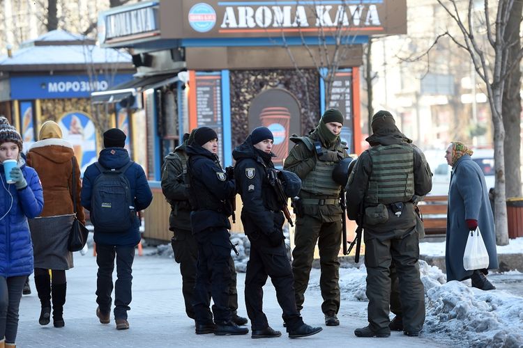 Pasukan Garda Nasional Ukraina ketika berpatroli di pusat kota Kiev pada 30 November 2018 setelah undang-undang darurat militer diberlakukan. Ukraina dan Rusia mengalami ketegangan setelah kapal perang Ukraina ditahan pada MInggu (25/11/2018).