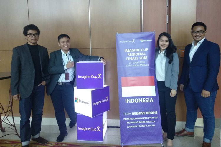 Mahasiswa Inggris asal Indonesia, Ishak Hilton Pujantoro Tnunay, Muhamad Randi Ritvaldi, Anindita Pradana Suteja, dan Albertus Gian dalam ajang Imagine Cup 2018 yang diselenggarakan Microsoft di Kuala Lumpur, Malaysia, Rabu (4/4/2018).
