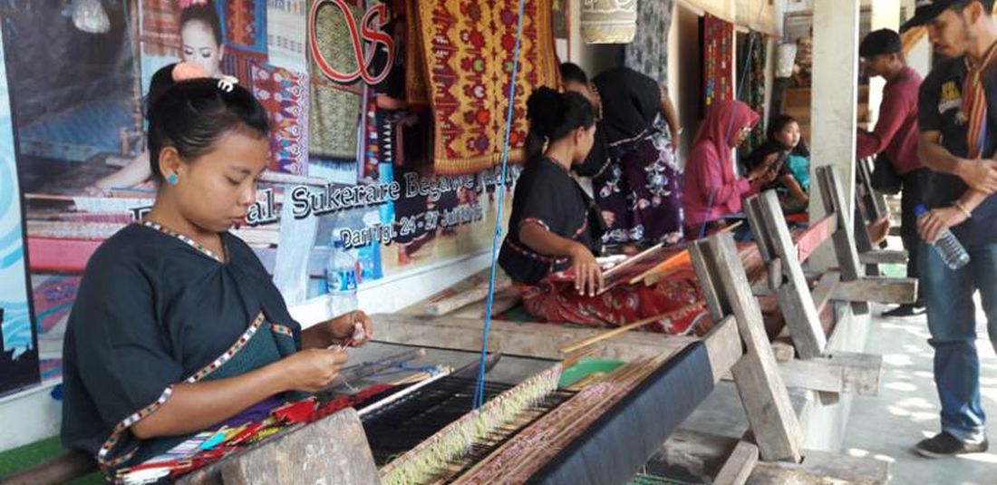 Perajin tenun khas Lombok di Desa Sukarara, Kecamatan Jonggat, Kabupaten Lombok Tengah, NTB, Jumat (26/8/2016).